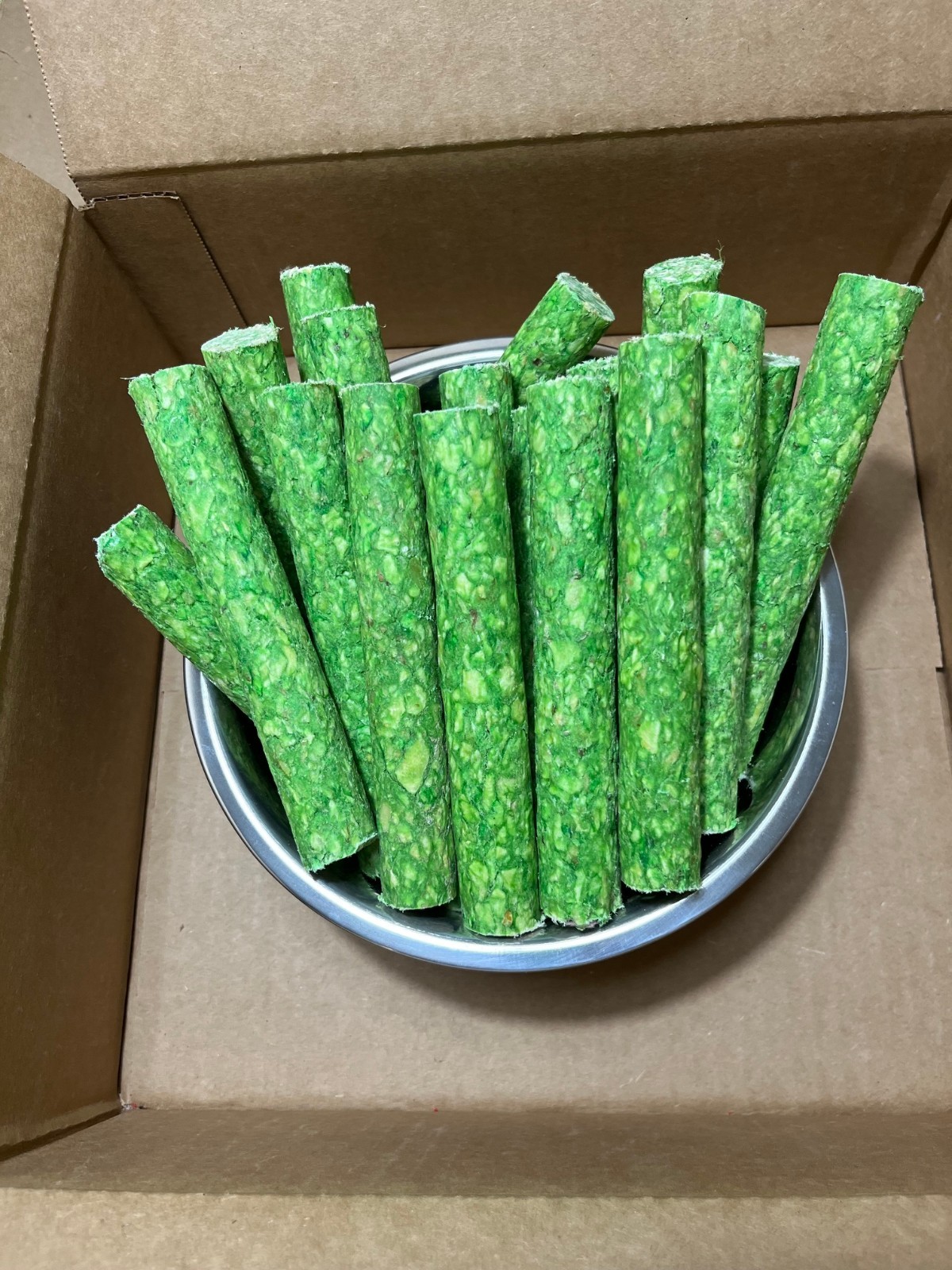 BIO716G; 25 pcs of 6″ x 1″Green Colored Extruded Rawhide Beef Munch Stick Dogbon